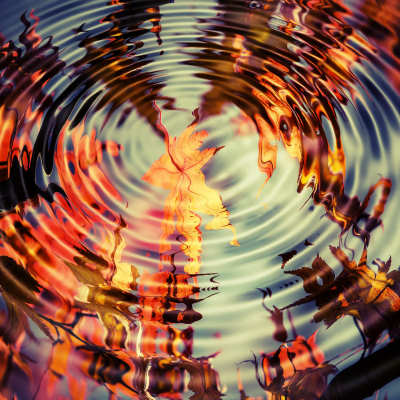 cercles concentriques sur l'eau avec reflet de feuilles d'automne